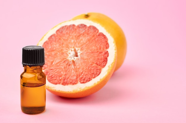 Flesje etherische citrusolie met verse grapefruits