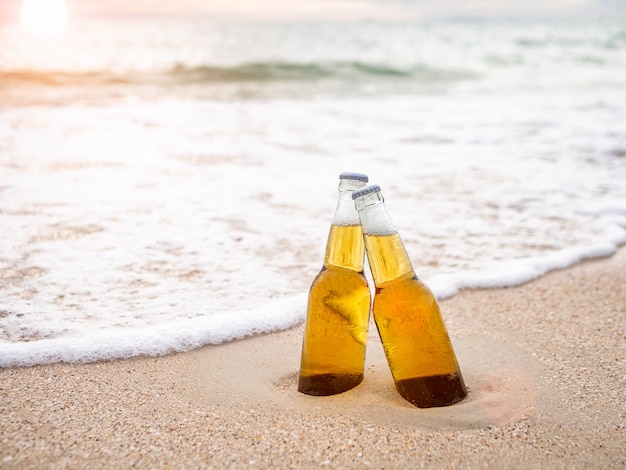 Flessen bier op het strand