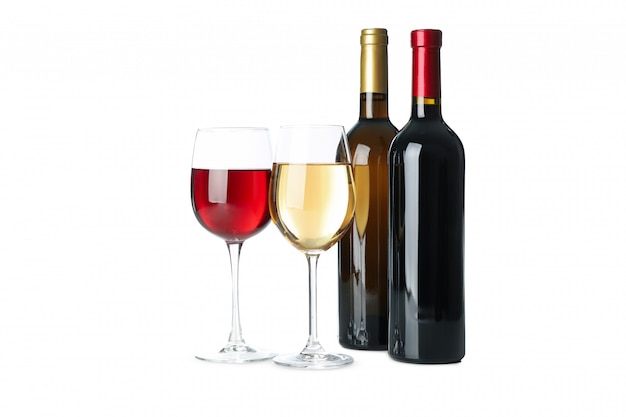 Flessen en glazen wijn die op witte achtergrond wordt geïsoleerd
