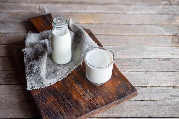 Flessen en melk glazen op een houten tafel