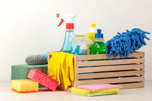 Flessen met afwasmiddel en schoonmaakhulpmiddelen in een lade op een lichte achtergrond schoonmaakproducten