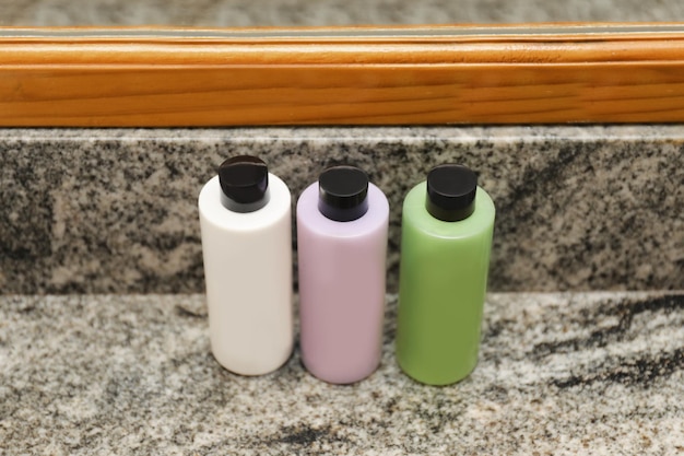 Flessen met cosmetische producten in moderne badkamer