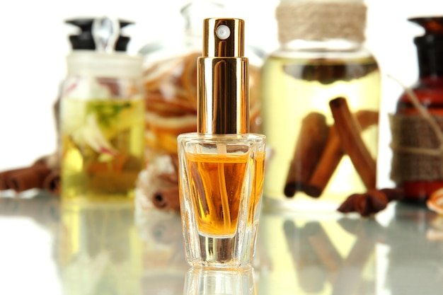 Flessen met parfum en ingrediënten voor het parfum geïsoleerd op wit