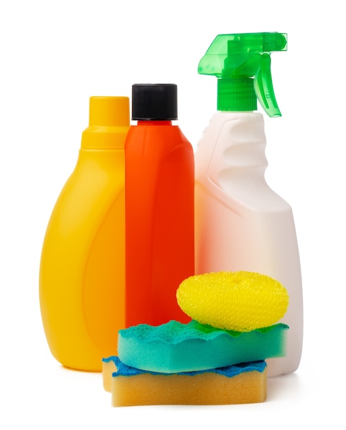 Flessen met reinigingsproducten en spons op een witte geïsoleerde achtergrond