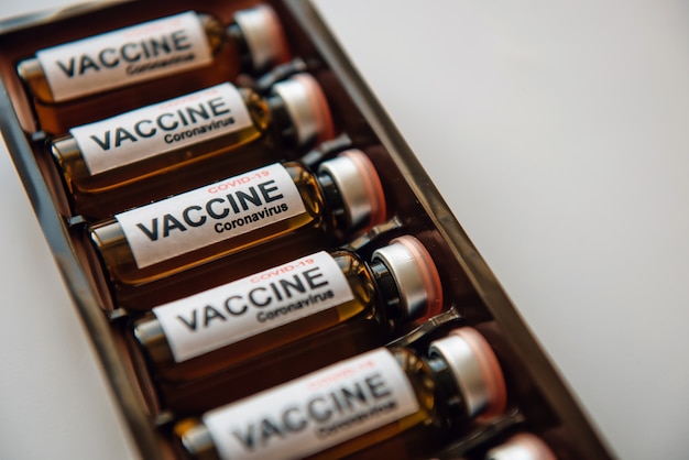 Foto flessen vaccin om de pandemie van het coronavirus te bestrijden