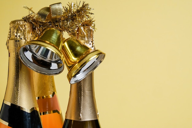 Flessen verschillende champagne en gouden Kerstmisklokken