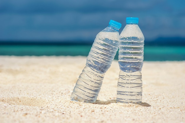 Flessen water op een warme dag op het strand