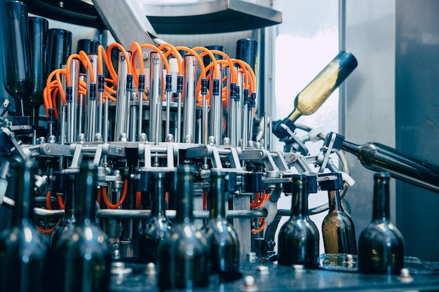 Flessenwasmachine met transportband in drankfabriek Automatische wijnflessenwasmachine Roterende glazen flessenwasmachine