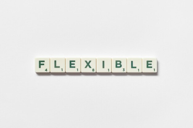 Flexibel gevormd van scrabble tegels op witte achtergrond