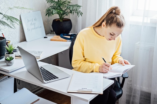 Flexibel werken flexibel werk jonge vrouw freelancer werken op kantoor aan huis met laptop en