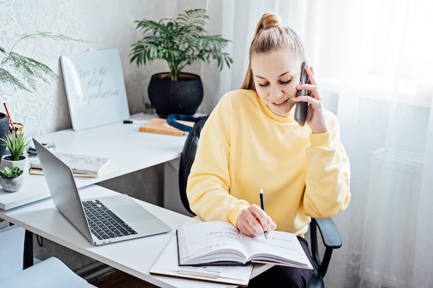 Flexibel werken flexibel werk jonge vrouw freelancer werken op kantoor aan huis met laptop en