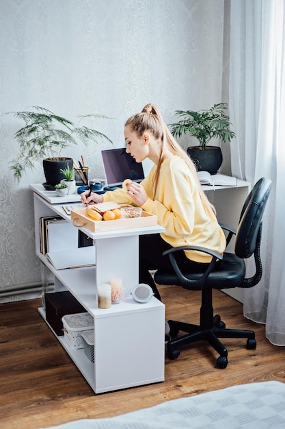 Flexibel werken flexibel werk jonge vrouw freelancer werken op kantoor aan huis met laptop en