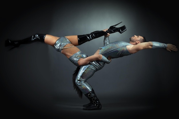 Flexibele atletische dansers poseren voor de camera