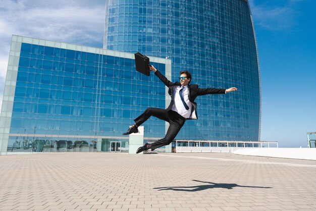 Flexibele en coole zakenman die acrobatische truc doet