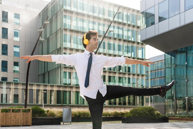 Flexibele en coole zakenman die acrobatische truc doet