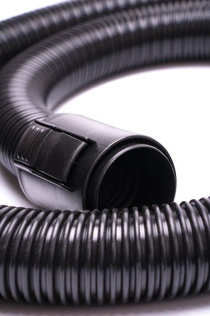 커넥터가 있는 유연한 검은색 주름진 진공 청소기 호스