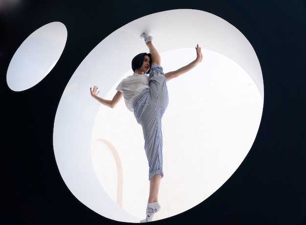 Ragazza flessibile che fa stretching in studio concetto di motivazione della forza di volontà e stile di vita sano