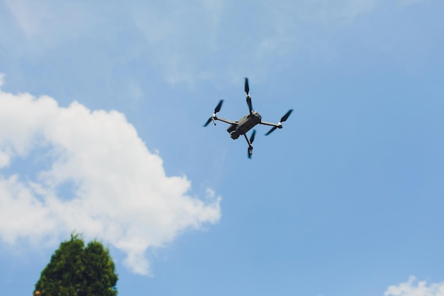 写真 晴れた日に青い空に向かってドローンの飛行 横から見る