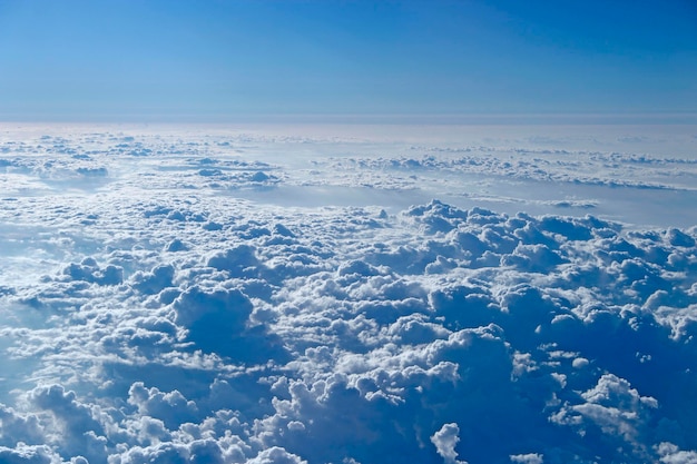 写真 雲の上の飛行 白い雲のある飛行機の窓からの素晴らしいパノラマ 白い雲の上を飛行 下の白い雲 天国との美しいパノラマ