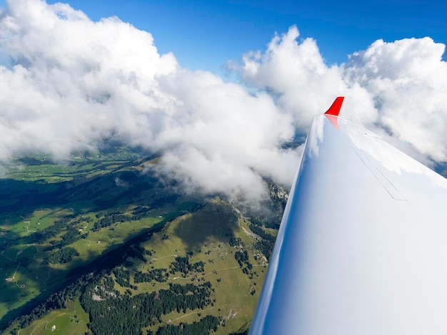 Foto volo attraverso le nuvole sopra le alpi