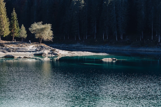 Озеро Флимс в Швейцарии, альпийские горы, солнечный, летний пейзаж