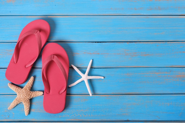 Bordo del fondo delle stelle marine di estate della spiaggia di flip-flop