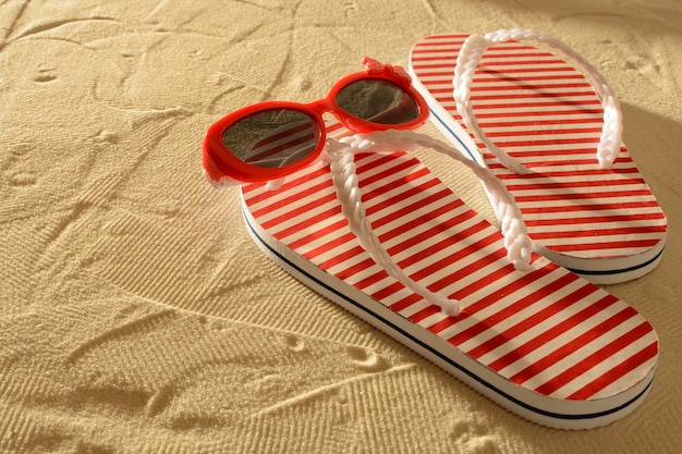 Flip flops op een zandstrand