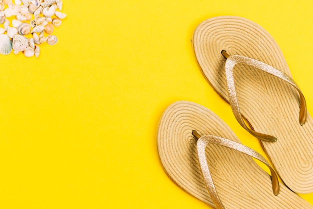 Flip flops op gele achtergrond