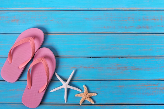 Photo flipflops starfish summer beach blue wood background border