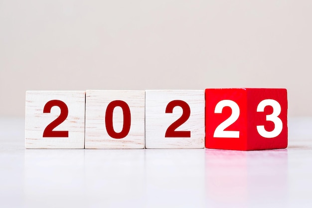 Flipping block 2022 tot 2023 tekst op tafel Resolutie strategie plan doel motivatie reboot business en nieuwjaarsvakantie concepten