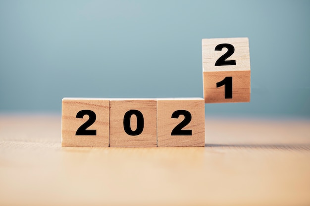 2021 년부터 2022 년까지 변화를위한 나무 큐브 블록 뒤집기