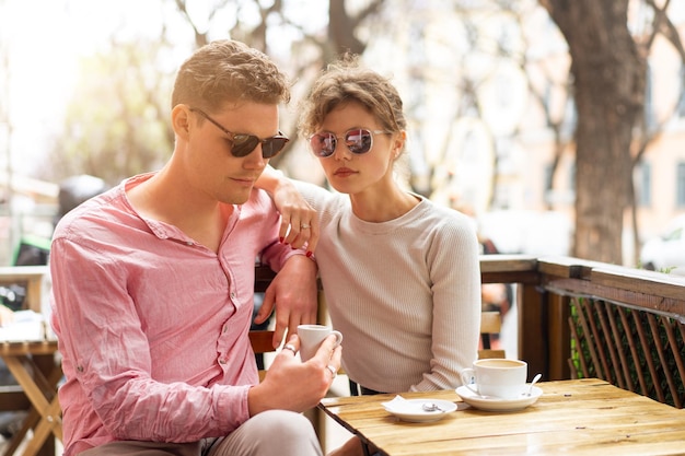 Flirten in een café Mooi verliefd stel zit in een café