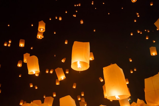 Lanterne asiatiche galleggianti nel festival yee-peng, chiang mai thailandia