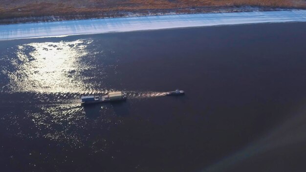 Photo floating barge on background of spring landscape clip top view of floating barge on river on