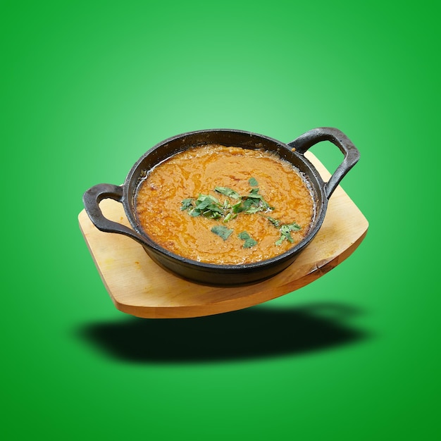 Dhal galleggiante cotto in padella sul verde