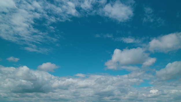 浮かぶふわふわの雲 美しい晴れた青い空 薄い煙っぽい白い雲が異なる層に