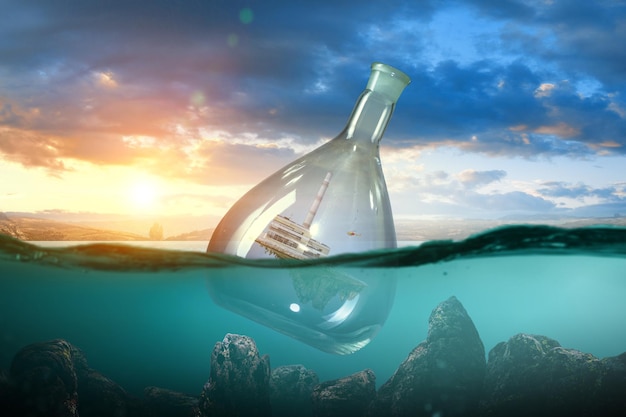 ガラス瓶の中に浮かぶ産業風景。ミクストメディア