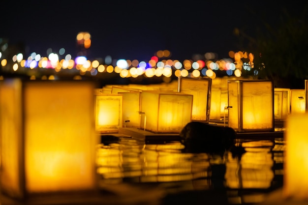 Foto la lampada galleggiante è un tipo di lampada che galleggia sulla superficie della lampada del fiume d'acqua o della lampada del lago o della lanterna galleggiante