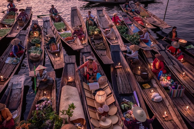 Mercato galleggiante al mattino nel lago inle stato shan myanmar