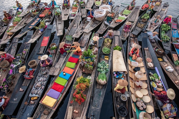 Mercato galleggiante al mattino nel lago inle shan state myanmarxa