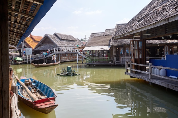 Photo floating market in pattaya, thailand.