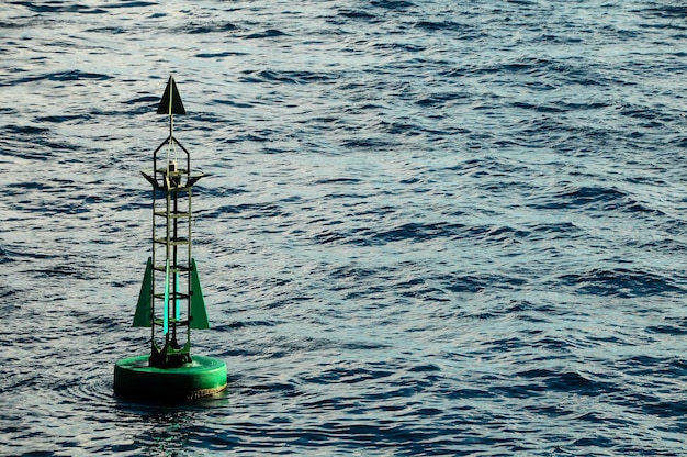 Segnale di navigazione galleggiante in un porto delle isole canarie