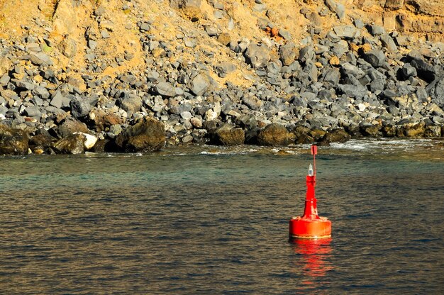 Плавающий навигационный знак в порту Канарских островов