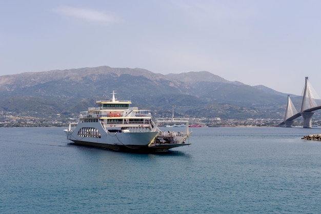 Photo a floating ship next to the city rion greece