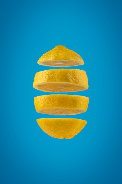 Плавающий нарезанный лимон с четким фоном