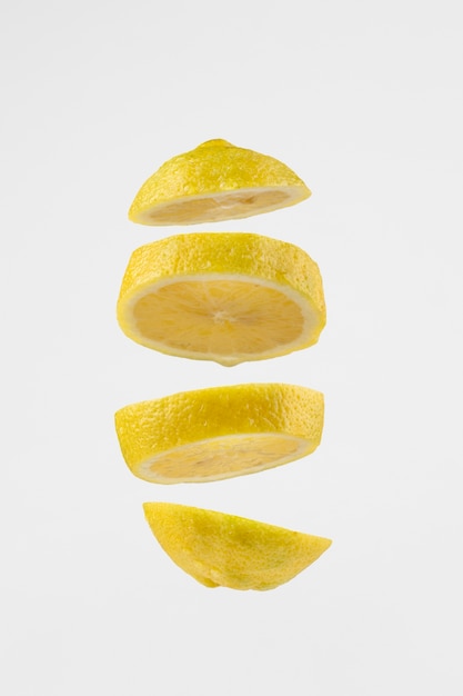 Foto limone affettato galleggiante con sfondo chiaro