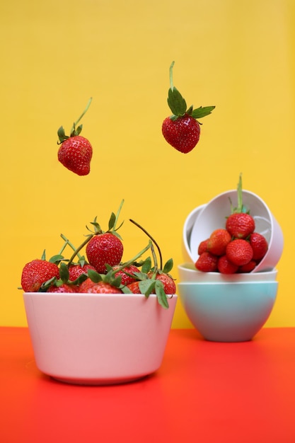 다채로운 그릇에 떠 있는 딸기