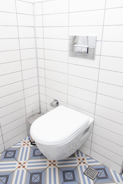 Foto toilette galleggiante. toilette montata in un bagno moderno e pulito