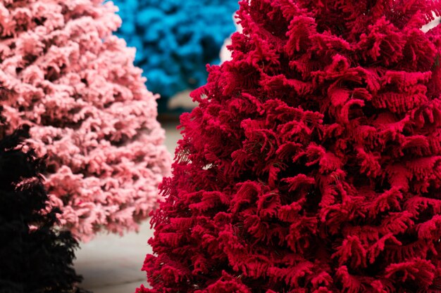 Флокированная рождественская елка с несколькими цветами.