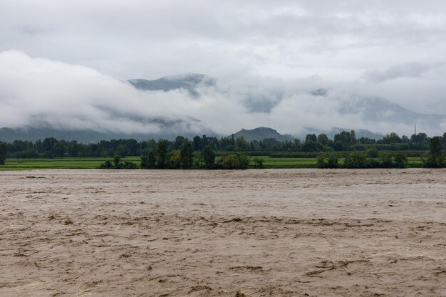 スワット渓谷カイバル・パクトゥンクワ・パキスタンで大雨が降った後、スワット川で洪水